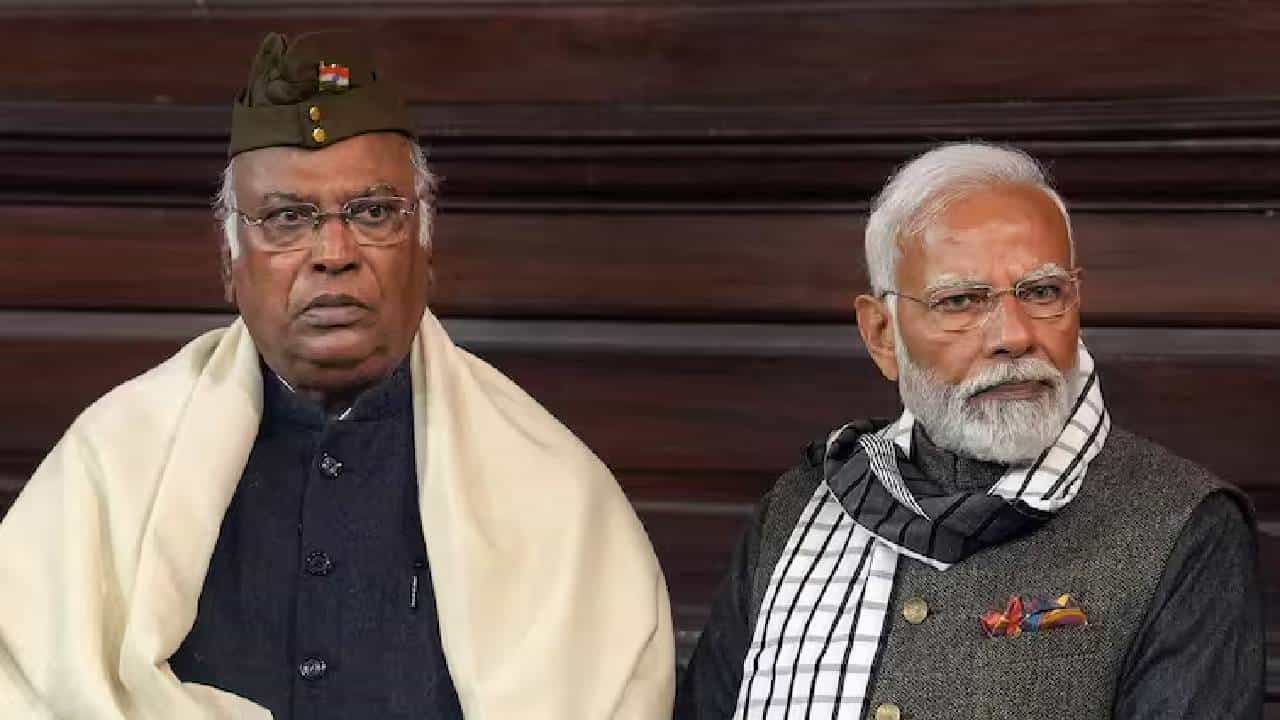 ಜಮ್ಮುವಿನಲ್ಲಿ ಸಭೆಯ ವೇಳೆ ಅಸ್ವಸ್ಥಗೊಂಡಿದ್ದ ಖರ್ಗೆ ಆರೋಗ್ಯ ವಿಚಾರಿಸಿದ ಪ್ರಧಾನಿ ಮೋದಿ ಜಮ್ಮುವಿನಲ್ಲಿ ಸಭೆಯ ವೇಳೆ ಅಸ್ವಸ್ಥಗೊಂಡಿದ್ದ ಖರ್ಗೆ ಆರೋಗ್ಯ ವಿಚಾರಿಸಿದ ಪ್ರಧಾನಿ ಮೋದಿ