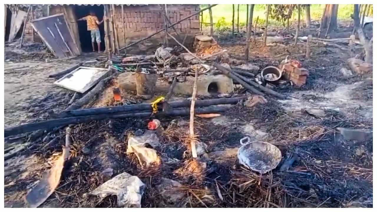 ಬಿಹಾರ: ಜಮೀನು ವಿವಾದಕ್ಕೆ ಸಂಬಂಧಿಸಿದಂತೆ 20ಕ್ಕೂ ಹೆಚ್ಚು ದಲಿತರ ಮನೆಗಳಿಗೆ ಬೆಂಕಿ ಬಿಹಾರ: ಜಮೀನು ವಿವಾದಕ್ಕೆ ಸಂಬಂಧಿಸಿದಂತೆ 20ಕ್ಕೂ ಹೆಚ್ಚು ದಲಿತರ ಮನೆಗಳಿಗೆ ಬೆಂಕಿ