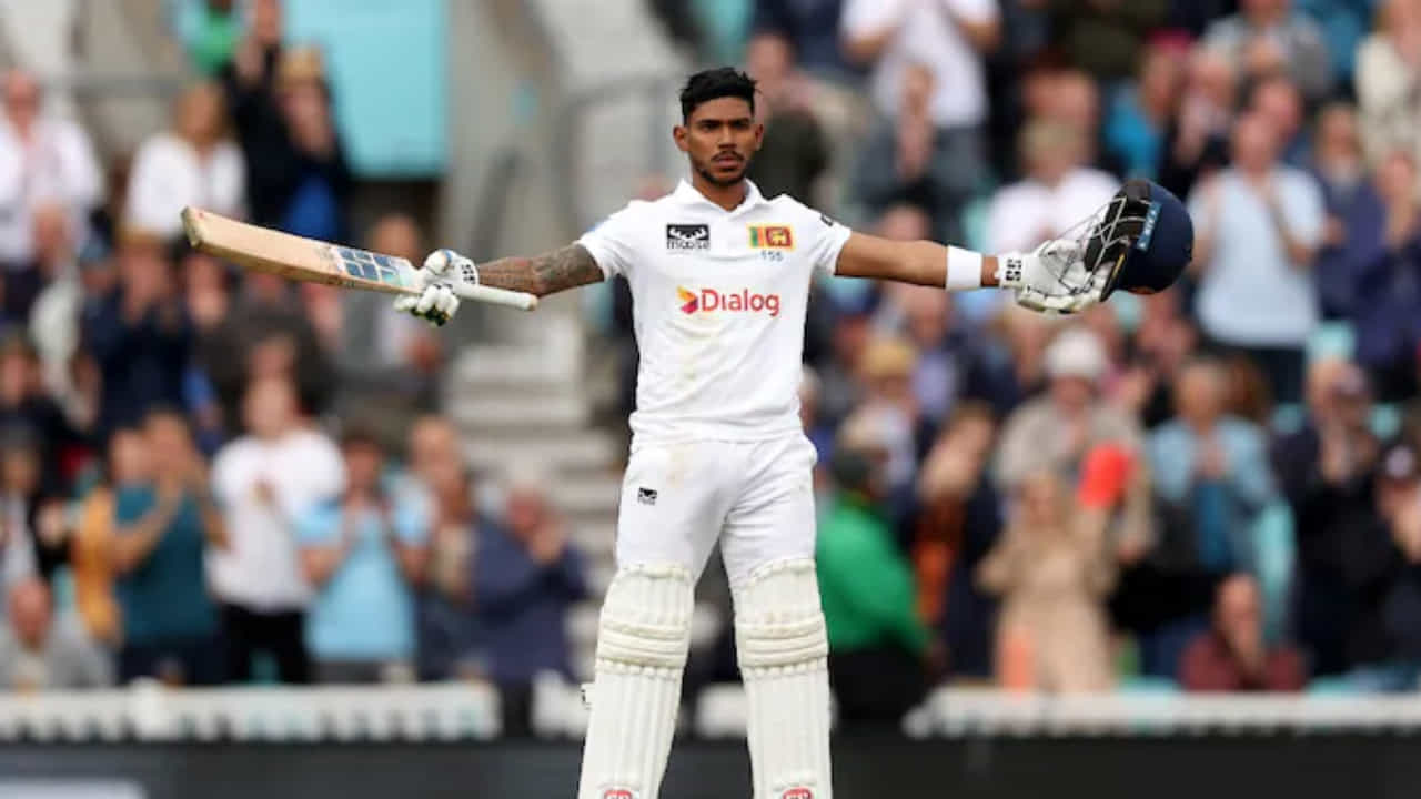 ಇಂಗ್ಲೆಂಡ್ ಹಾಗೂ ಶ್ರೀಲಂಕಾ ನಡುವಿನ 3 ಪಂದ್ಯಳ ಟೆಸ್ಟ್ ಸರಣಿ 2-1 ಅಂತರದಿಂದ ಆತಿಥೇಯರ ಪಾಲಾಗಿದೆ. ಆದಾಗ್ಯೂ ಟೆಸ್ಟ್ ಸರಣಿಯನ್ನು ಕ್ಲೀನ್ ಸ್ವೀಪ್ ಮಾಡುವ ಇರಾದೆಯಲ್ಲಿದ್ದ ಇಂಗ್ಲೆಂಡ್ ತಂಡದ ಕನಸಿಗೆ ಮುಳುವಾದ ಲಂಕಾ ಬ್ಯಾಟರ್ ಪಾತುಮ್ ನಿಸ್ಸಾಂಕ, ಮೂರನೇ ಟೆಸ್ಟ್ ಎರಡನೇ ಇನ್ನಿಂಗ್ಸ್ನಲ್ಲಿ ಕೇವಲ 107 ಎಸೆತಗಳಲ್ಲಿ ಶತಕ ಬಾರಿಸಿ ತಂಡದ ಗೆಲುವಿಗೆ ಕಾರಣರಾದರು.