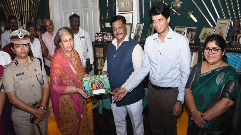 ದಸರಾ ಉತ್ಸವಕ್ಕೆ ರಾಜವಂಶಸ್ಥೆ ಪ್ರಮೋದಾದೇವಿ ಅವರಿಗೆ ಸಚಿವ ಹೆಚ್ಸಿ ಮಹದೇವಪ್ಪರಿಂದ ಅಧಿಕೃತ ಆಹ್ವಾನ