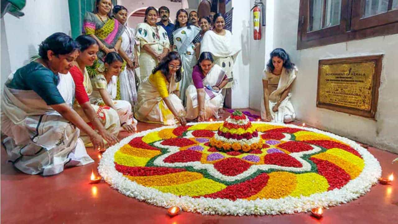 Onam 2024 : ಓಣಂ ಹಬ್ಬವನ್ನು ಸುಗ್ಗಿ ಹಬ್ಬವೆಂದು ಕರೆಯುವುದು ಏಕೆ? ಏನಿದರ ವಿಶೇಷತೆ Onam 2024 : ಓಣಂ ಹಬ್ಬವನ್ನು ಸುಗ್ಗಿ ಹಬ್ಬವೆಂದು ಕರೆಯುವುದು ಏಕೆ? ಏನಿದರ ವಿಶೇಷತೆ