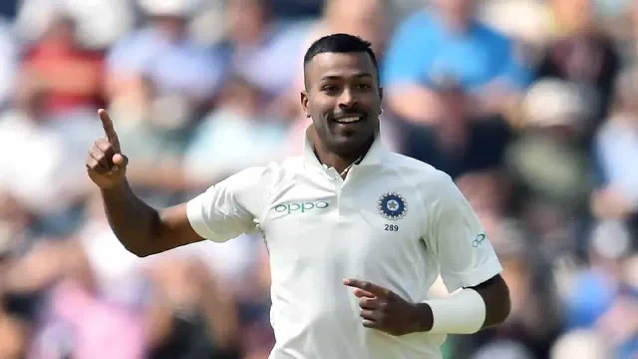 ಟೀಮ್ ಇಂಡಿಯಾ ಆಲ್ ರೌಂಡರ್ ಹಾರ್ದಿಕ್ ಪಾಂಡ್ಯ (Hardik Pandya) ಟೆಸ್ಟ್ ಕ್ರಿಕೆಟ್ನಲ್ಲಿ ಕಾಣಿಸಿಕೊಂಡು ವರ್ಷಗಳೇ ಕಳೆದಿವೆ. ಇತ್ತ ಭಾರತ ಟೆಸ್ಟ್ ತಂಡದಿಂದ ಹೊರಗುಳಿದಿದ್ದ ಕಾರಣ ಅತ್ತ ರಣಜಿ ಟೂರ್ನಿಯಲ್ಲೂ ಕಣಕ್ಕಿಳಿಯುತ್ತಿರಲಿಲ್ಲ. ಆದರೀಗ ದೀರ್ಘಾವಧಿ ಕ್ರಿಕೆಟ್ಗೆ ಮರಳು ಪಾಂಡ್ಯ ಸಜ್ಜಾಗುತ್ತಿದ್ದಾರೆ.