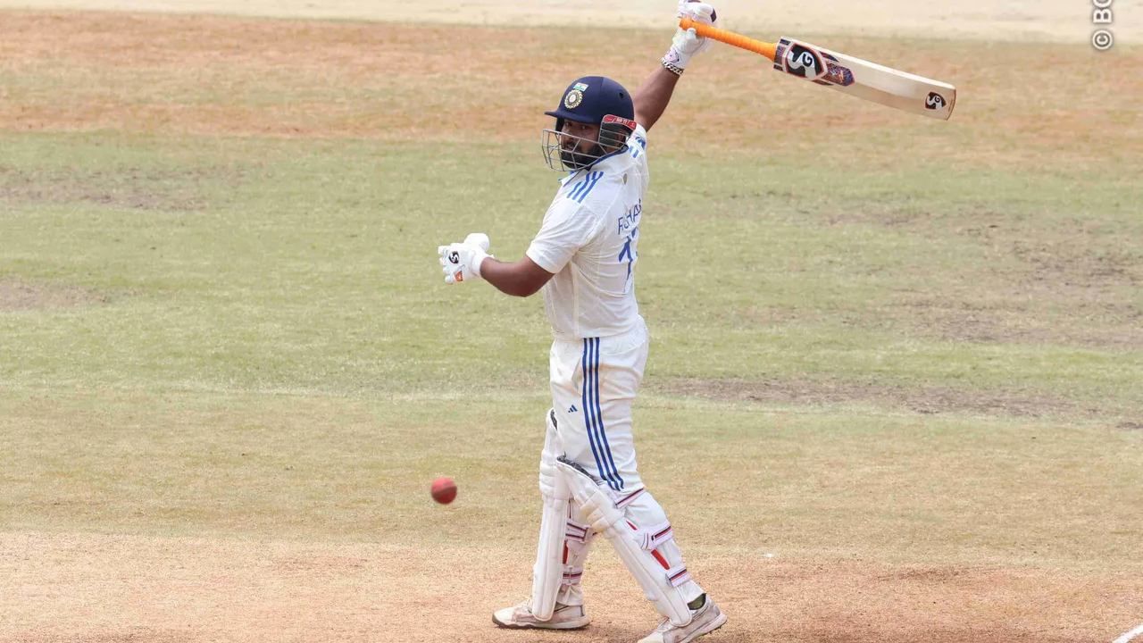 Rishabh Pant, que enfrentou 128 bolas nesta partida, marcou 109 corridas com 4 seis enormes e 13 de quatro e saiu após ser pego por Mehdi Hasan Miraz. A essa altura, o Team India havia coletado 234 corridas depois de perder 4 postigos no segundo turno.