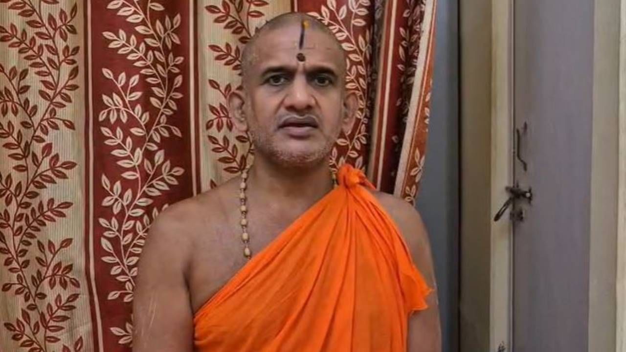 ಹಸು ರಕ್ಷಿಸಿದ ಶ್ರೀನಿವಾಸ ದೇವರಿಗೆ ಹಸುವಿನ ಕೊಬ್ಬಿನ ಪ್ರಸಾದ ನೀಡಿದ್ದೀರಿ: ಪೇಜಾವರ ಶ್ರೀ ಕಿಡಿ ಹಸು ರಕ್ಷಿಸಿದ ಶ್ರೀನಿವಾಸ ದೇವರಿಗೆ ಹಸುವಿನ ಕೊಬ್ಬಿನ ಪ್ರಸಾದ ನೀಡಿದ್ದೀರಿ: ಪೇಜಾವರ ಶ್ರೀ ಕಿಡಿ