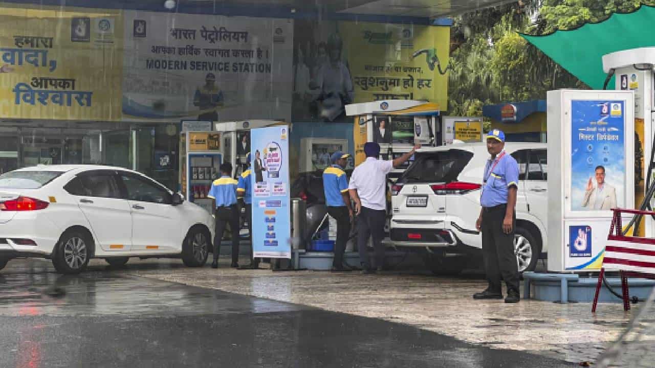 Petrol Diesel Price on September 04: ಬಿಹಾರ, ಮಹಾರಾಷ್ಟ್ರದಲ್ಲಿ ಪೆಟ್ರೋಲ್, ಡೀಸೆಲ್ ಬೆಲೆ ಇಳಿಕೆ Petrol Diesel Price on September 04: ಬಿಹಾರ, ಮಹಾರಾಷ್ಟ್ರದಲ್ಲಿ ಪೆಟ್ರೋಲ್, ಡೀಸೆಲ್ ಬೆಲೆ ಇಳಿಕೆ