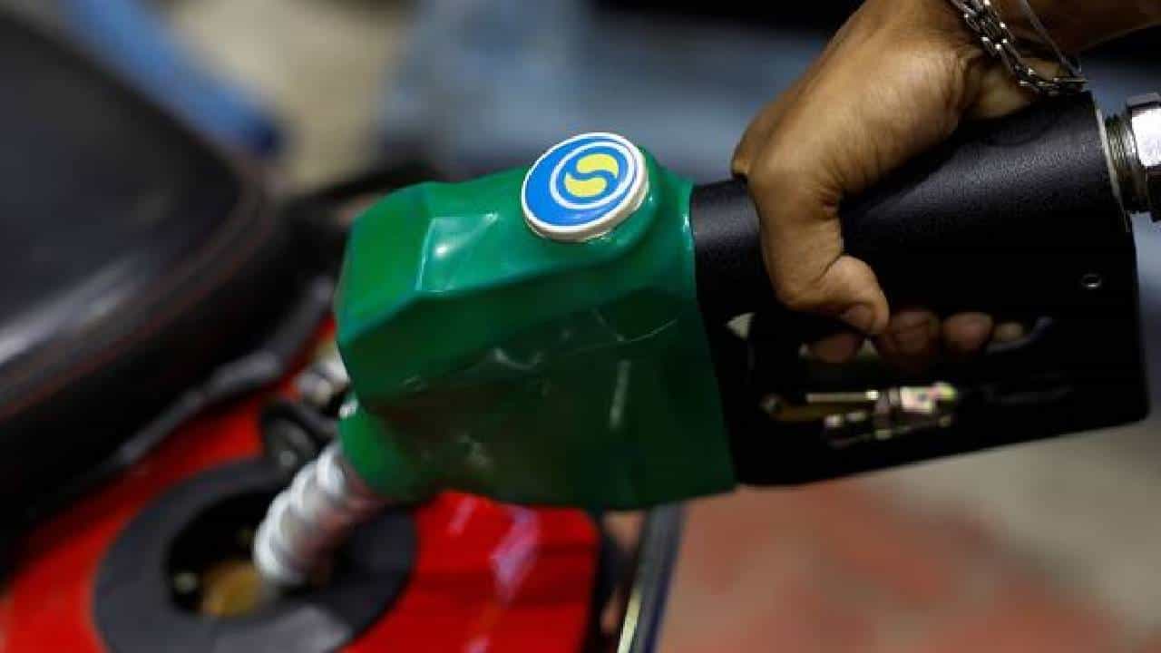 Petrol Diesel Price on September 24: 74 ಡಾಲರ್ ದಾಟಿದ ಕಚ್ಚಾತೈಲ, ಅಸ್ಸಾಂ, ಮೇಘಾಲಯದಲ್ಲಿ ಇಂಧನ ಬೆಲೆ ಅಗ್ಗ Petrol Diesel Price on September 24: 74 ಡಾಲರ್ ದಾಟಿದ ಕಚ್ಚಾತೈಲ, ಅಸ್ಸಾಂ, ಮೇಘಾಲಯದಲ್ಲಿ ಇಂಧನ ಬೆಲೆ ಅಗ್ಗ
