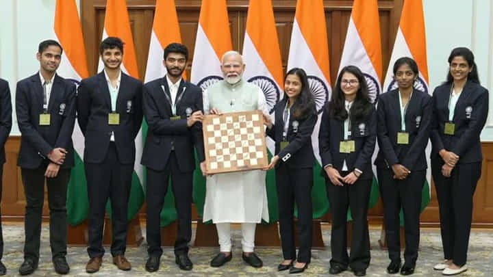 ಚೆಸ್ ಒಲಿಂಪಿಯಾಡ್ನಲ್ಲಿ ಚಿನ್ನ ಗೆದ್ದ ಚದುರಂಗದ ಚತುರರನ್ನ ಭೇಟಿಯಾದ ಪ್ರಧಾನಿ ಮೋದಿ; ವಿಡಿಯೋ ನೋಡಿ ಚೆಸ್ ಒಲಿಂಪಿಯಾಡ್ನಲ್ಲಿ ಚಿನ್ನ ಗೆದ್ದ ಚದುರಂಗದ ಚತುರರನ್ನ ಭೇಟಿಯಾದ ಪ್ರಧಾನಿ ಮೋದಿ; ವಿಡಿಯೋ ನೋಡಿ