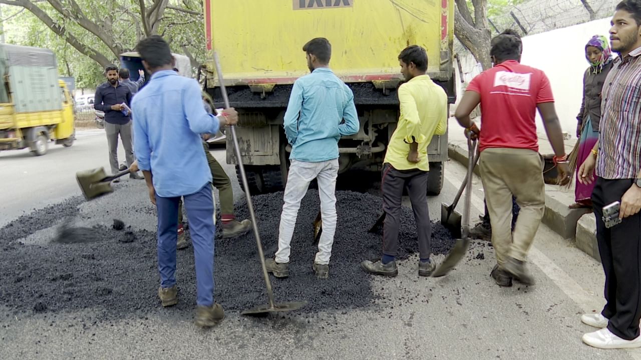 ಬೆಂಗಳೂರು ರಸ್ತೆ ಗುಂಡಿ ಮುಚ್ಚುವ ಗಡುವು ಇಂದು ಅಂತ್ಯ: ರಜಾ ದಿನವಾದ ಭಾನುವಾರವೂ ಮುಂದುವರಿದ ಕಾಮಗಾರಿ!