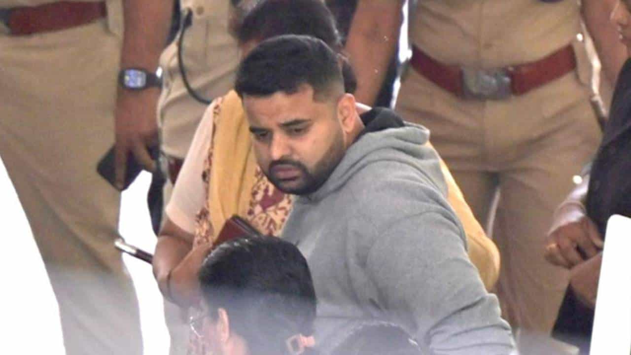 ಪ್ರಜ್ವಲ್ ರೇವಣ್ಣ ವಿರುದ್ಧ 1,632 ಪುಟಗಳ ಮತ್ತೊಂದು ಚಾರ್ಜ್ಶೀಟ್ ಸಲ್ಲಿದ ಎಸ್ಐಟಿ ಪ್ರಜ್ವಲ್ ರೇವಣ್ಣ ವಿರುದ್ಧ 1,632 ಪುಟಗಳ ಮತ್ತೊಂದು ಚಾರ್ಜ್ಶೀಟ್ ಸಲ್ಲಿದ ಎಸ್ಐಟಿ