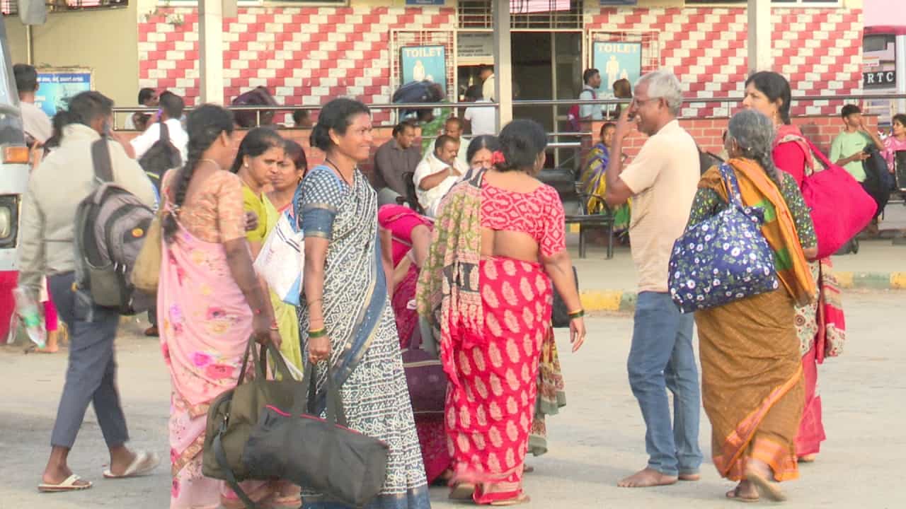 ಹಬ್ಬಕ್ಕೆ ಊರಿಗೆ ಹೊರಟವರಿಗೆ ಖಾಸಗಿ ಬಸ್ ಟಿಕೆಟ್ ದರ ಏರಿಕೆ ಶಾಕ್: ದುಪ್ಪಟ್ಟು ದರ ವಸೂಲಿ ಹಬ್ಬಕ್ಕೆ ಊರಿಗೆ ಹೊರಟವರಿಗೆ ಖಾಸಗಿ ಬಸ್ ಟಿಕೆಟ್ ದರ ಏರಿಕೆ ಶಾಕ್: ದುಪ್ಪಟ್ಟು ದರ ವಸೂಲಿ