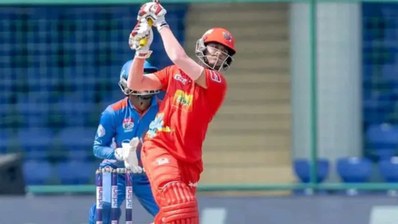 ದೆಹಲಿ ಪ್ರೀಮಿಯರ್ ಲೀಗ್ನ ಮೊದಲ ಸೀಸನ್ನಲ್ಲಿ ಸೌತ್ ಡೆಲ್ಲಿ ಸೂಪರ್ಸ್ಟಾರ್ಸ್ ಪರ ಆಡುತ್ತಿರುವ ಪ್ರಿಯಾಂಶ್ ಆರ್ಯ ತಮ್ಮ ಬಿರುಸಿನ ಬ್ಯಾಟಿಂಗ್ನಿಂದ ಸಂಚಲನ ಮೂಡಿಸಿದ್ದು, ಸತತ 6 ಎಸೆತಗಳಲ್ಲಿ 6 ಸಿಕ್ಸರ್ಗಳನ್ನು ಬಾರಿಸುವ ಮೂಲಕ ಟಿ20 ಕ್ರಿಕೆಟ್ನಲ್ಲಿ ಈ ಸಾಧನೆ ಮಾಡಿದ ಭಾರತದ ಎರಡನೇ ಬ್ಯಾಟ್ಸ್ಮನ್ ಎನಿಸಿಕೊಂಡಿದ್ದಾರೆ.