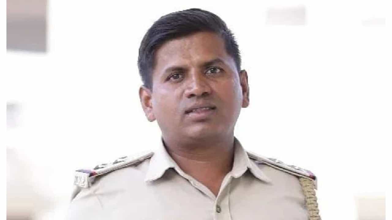 ಆರೋಪಿಗಳ ಬಳಿ ಹಣ ಪಡೆದು ಸಂಧಾನ ಮಾಡಿಕೊಂಡಿರುವುದಾಗಿ ಪಿಎಸ್ಐ ಪರಶುರಾಮ ಕುಟುಂಬಸ್ಥರ ವಿರುದ್ಧ ಆರೋಪ ಆರೋಪಿಗಳ ಬಳಿ ಹಣ ಪಡೆದು ಸಂಧಾನ ಮಾಡಿಕೊಂಡಿರುವುದಾಗಿ ಪಿಎಸ್ಐ ಪರಶುರಾಮ ಕುಟುಂಬಸ್ಥರ ವಿರುದ್ಧ ಆರೋಪ