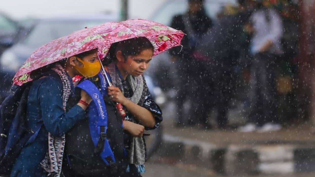Bangalore Rains: ಕರ್ನಾಟಕದಲ್ಲಿ ಮುಂದಿನ 5 ದಿನ ಮಳೆ ಮುನ್ಸೂಚನೆ: ಬೆಂಗಳೂರಿಗೂ ಮಳೆ ಎಚ್ಚರಿಕೆ Bangalore Rains: ಕರ್ನಾಟಕದಲ್ಲಿ ಮುಂದಿನ 5 ದಿನ ಮಳೆ ಮುನ್ಸೂಚನೆ: ಬೆಂಗಳೂರಿಗೂ ಮಳೆ ಎಚ್ಚರಿಕೆ
