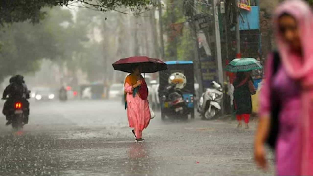 Karnataka Rains: ಕರ್ನಾಟಕದಾದ್ಯಂತ ಕಡಿಮೆಯಾದ ಮಳೆ, ಬಹುತೇಕ ಕಡೆ ಒಣಹವೆ Karnataka Rains: ಕರ್ನಾಟಕದಾದ್ಯಂತ ಕಡಿಮೆಯಾದ ಮಳೆ, ಬಹುತೇಕ ಕಡೆ ಒಣಹವೆ