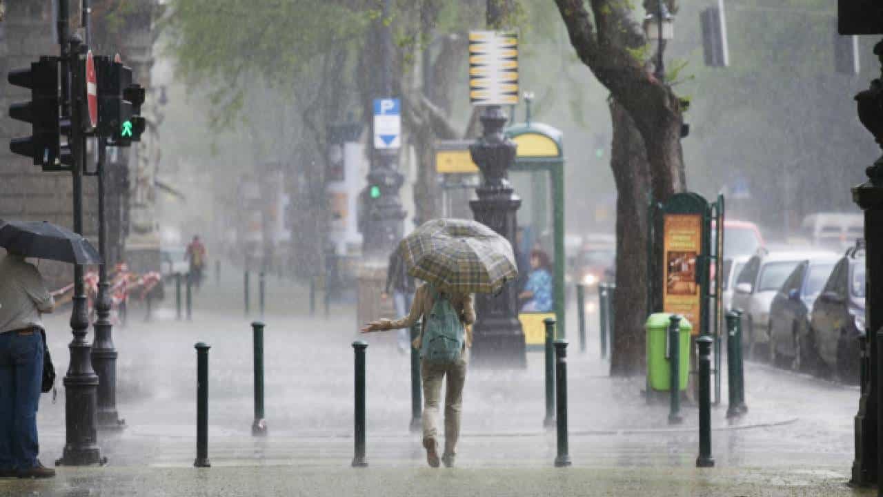 Karnataka Rains: ಕರ್ನಾಟಕದ 9 ಜಿಲ್ಲೆಗಳಲ್ಲಿ ಮುಂದಿನ 24 ಗಂಟೆಗಳಲ್ಲಿ ಮಳೆ ಸಾಧ್ಯತೆ Karnataka Rains: ಕರ್ನಾಟಕದ 9 ಜಿಲ್ಲೆಗಳಲ್ಲಿ ಮುಂದಿನ 24 ಗಂಟೆಗಳಲ್ಲಿ ಮಳೆ ಸಾಧ್ಯತೆ