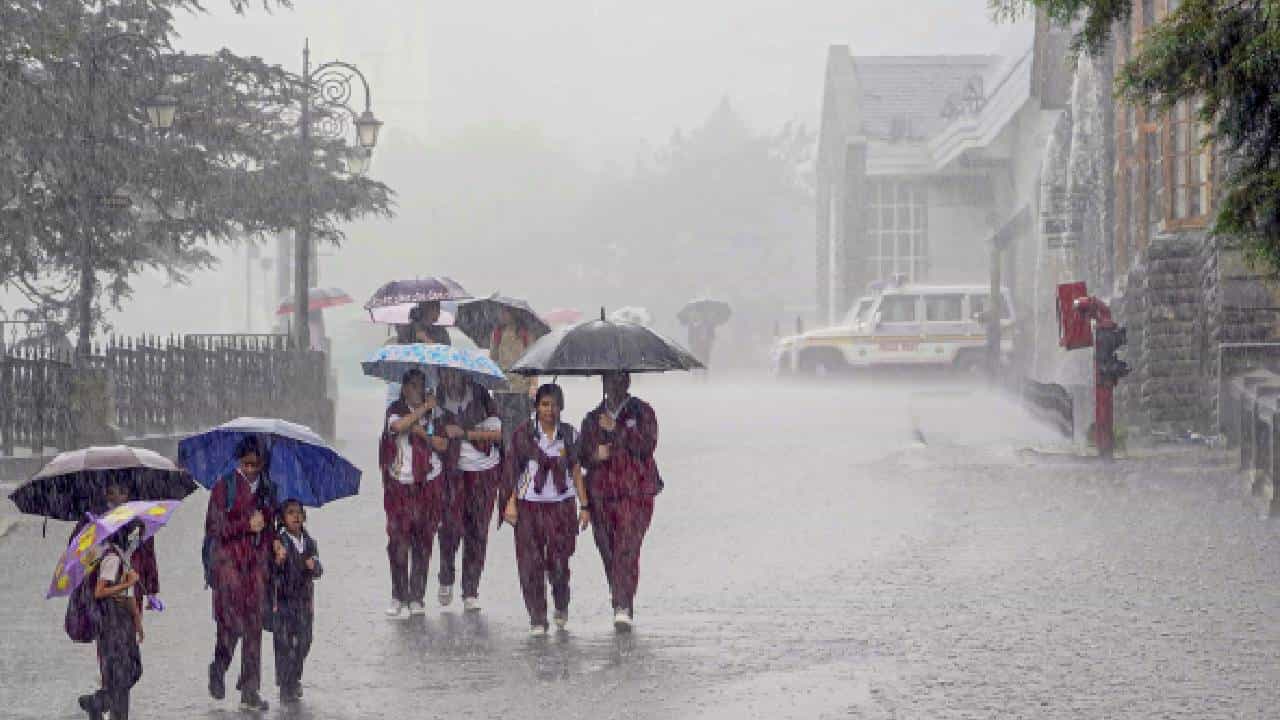 Karnataka Rains: ಸೆಪ್ಟೆಂಬರ್ 24ರಿಂದ ಕರ್ನಾಟಕದ 20ಕ್ಕೂ ಅಧಿಕ ಜಿಲ್ಲೆಗಳಲ್ಲಿ ಮತ್ತೆ ಮಳೆ Karnataka Rains: ಸೆಪ್ಟೆಂಬರ್ 24ರಿಂದ ಕರ್ನಾಟಕದ 20ಕ್ಕೂ ಅಧಿಕ ಜಿಲ್ಲೆಗಳಲ್ಲಿ ಮತ್ತೆ ಮಳೆ