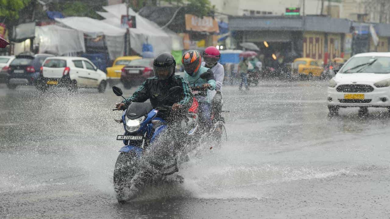 Karnataka Rains: ಕರ್ನಾಟಕದ ಉತ್ತರ ಒಳನಾಡಿನಲ್ಲಿ ಹೆಚ್ಚಲಿದೆ ಮಳೆ, ಯೆಲ್ಲೋ ಅಲರ್ಟ್ Karnataka Rains: ಕರ್ನಾಟಕದ ಉತ್ತರ ಒಳನಾಡಿನಲ್ಲಿ ಹೆಚ್ಚಲಿದೆ ಮಳೆ, ಯೆಲ್ಲೋ ಅಲರ್ಟ್
