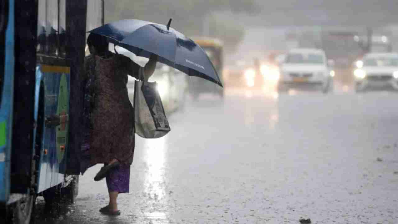 Karnataka Rains: ಬೆಂಗಳೂರು ಸೇರಿ ಕರ್ನಾಟಕದ 20 ಜಿಲ್ಲೆಗಳಲ್ಲಿ ಭಾರಿ ಮಳೆ, ಯೆಲ್ಲೋ ಅಲರ್ಟ್​