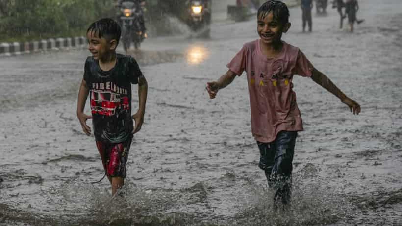 Karnataka Rains: ಕರ್ನಾಟಕದ ಕರಾವಳಿಯಲ್ಲಿ ಧಾರಾಕಾರ ಮಳೆ, ಯೆಲ್ಲೋ ಅಲರ್ಟ್