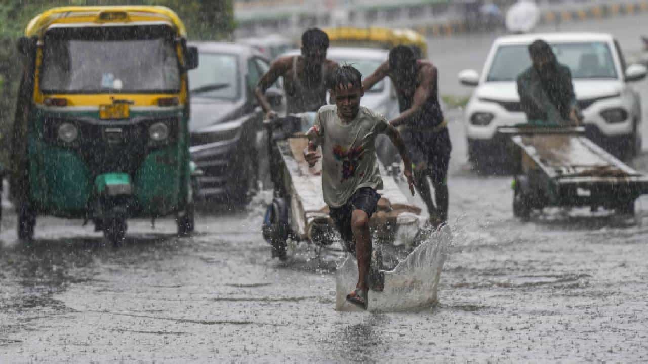 Karnataka Rains: ಬೆಂಗಳೂರು ಸೇರಿ ಕರ್ನಾಟಕದ ಹಲವು ಜಿಲ್ಲೆಗಳಲ್ಲಿ ಮುಂದಿನ 3 ದಿನ ಮಳೆ Karnataka Rains: ಬೆಂಗಳೂರು ಸೇರಿ ಕರ್ನಾಟಕದ ಹಲವು ಜಿಲ್ಲೆಗಳಲ್ಲಿ ಮುಂದಿನ 3 ದಿನ ಮಳೆ