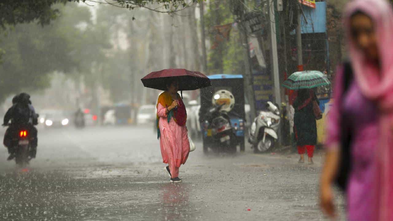 Karnataka Rains: ಕರ್ನಾಟಕದ 14ಕ್ಕೂ ಅಧಿಕ ಜಿಲ್ಲೆಗಳಲ್ಲಿ ಅಕ್ಟೋಬರ್ 6ರವರೆಗೂ ಮಳೆ Karnataka Rains: ಕರ್ನಾಟಕದ 14ಕ್ಕೂ ಅಧಿಕ ಜಿಲ್ಲೆಗಳಲ್ಲಿ ಅಕ್ಟೋಬರ್ 6ರವರೆಗೂ ಮಳೆ
