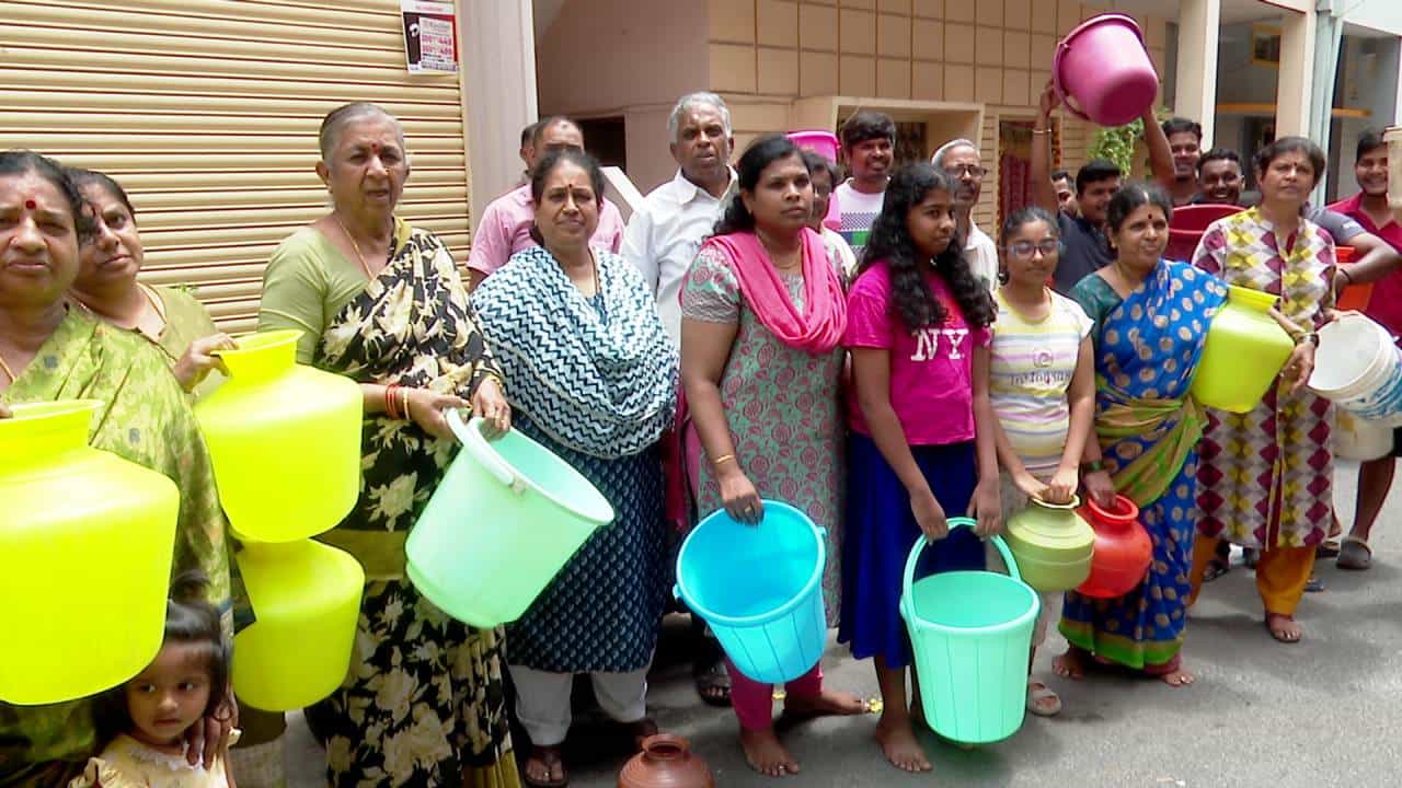 ರಾಜಾಜಿನಗರ 6ನೇ ಬ್ಲಾಕ್ನಲ್ಲಿ 1 ವರ್ಷದಿಂದ ಕುಡಿಯಲು ನೀರು ಬರ್ತಿಲ್ಲ; ತಿಂಗಳಿಗೆ ನಾಲ್ಕೈದು ಸಾವಿರ ವಾಟರ್ ಟ್ಯಾಂಕರ್ಗೆ ಸುರಿಯುತ್ತಿರುವ ನಿವಾಸಿಗಳು ರಾಜಾಜಿನಗರ 6ನೇ ಬ್ಲಾಕ್ನಲ್ಲಿ 1 ವರ್ಷದಿಂದ ಕುಡಿಯಲು ನೀರು ಬರ್ತಿಲ್ಲ; ತಿಂಗಳಿಗೆ ನಾಲ್ಕೈದು ಸಾವಿರ ವಾಟರ್ ಟ್ಯಾಂಕರ್ಗೆ ಸುರಿಯುತ್ತಿರುವ ನಿವಾಸಿಗಳು
