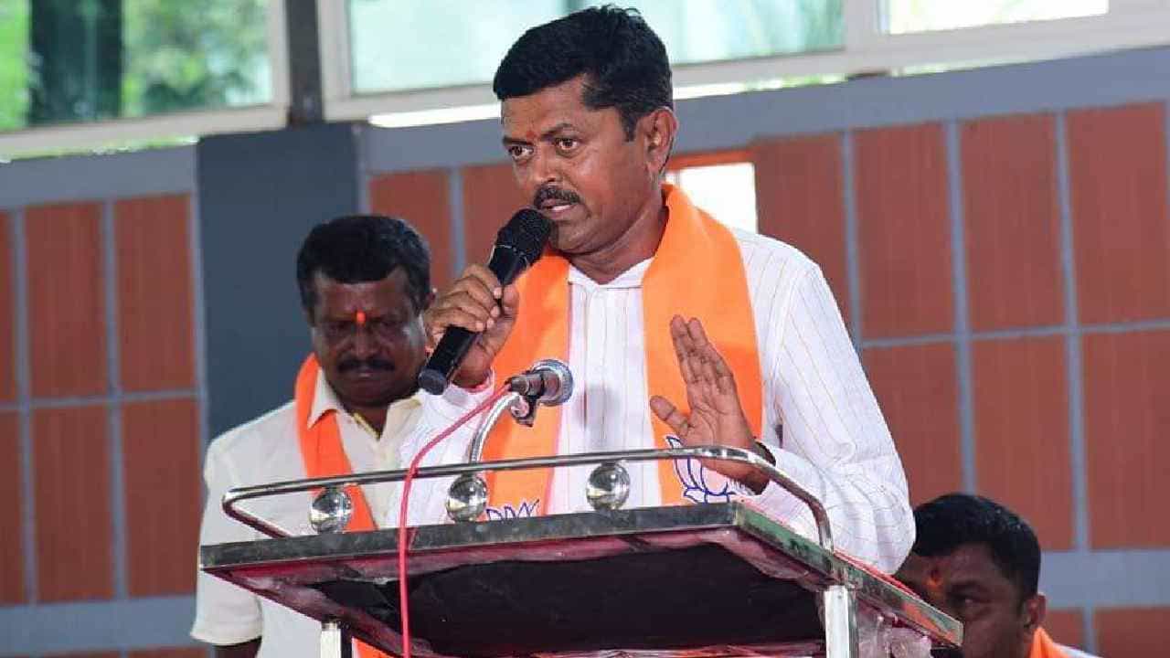 ಗಣೇಶ ಮೂರ್ತಿ ಮೆರವಣಿಗೆ ವೇಳೆ ಮಹಿಳೆ ಮೈಕೈ ಮುಟ್ಟಿ ಅನುಚಿತ ವರ್ತನೆ: ಬಿಜೆಪಿ ಮಂಡಲ ಅಧ್ಯಕ್ಷನ ವಿರುದ್ಧ ಎಫ್ಐಆರ್ ಗಣೇಶ ಮೂರ್ತಿ ಮೆರವಣಿಗೆ ವೇಳೆ ಮಹಿಳೆ ಮೈಕೈ ಮುಟ್ಟಿ ಅನುಚಿತ ವರ್ತನೆ: ಬಿಜೆಪಿ ಮಂಡಲ ಅಧ್ಯಕ್ಷನ ವಿರುದ್ಧ ಎಫ್ಐಆರ್
