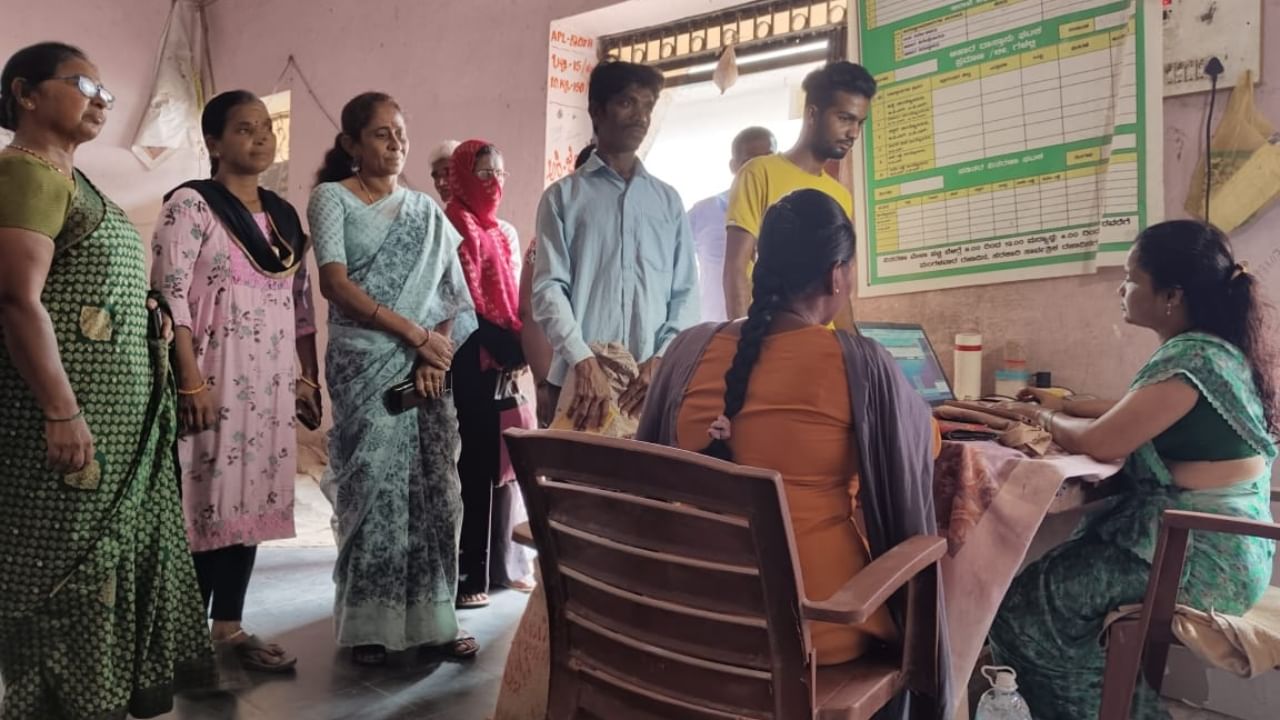 ಗ್ಯಾರಂಟಿ ಪರಿಣಾಮ: ಕಳೆದ 5 ತಿಂಗಳಿಂದ ಪಡಿತರ ವಿತರಕರ ಕಮಿಷನ್ ಬಂದ್ ಗ್ಯಾರಂಟಿ ಪರಿಣಾಮ: ಕಳೆದ 5 ತಿಂಗಳಿಂದ ಪಡಿತರ ವಿತರಕರ ಕಮಿಷನ್ ಬಂದ್