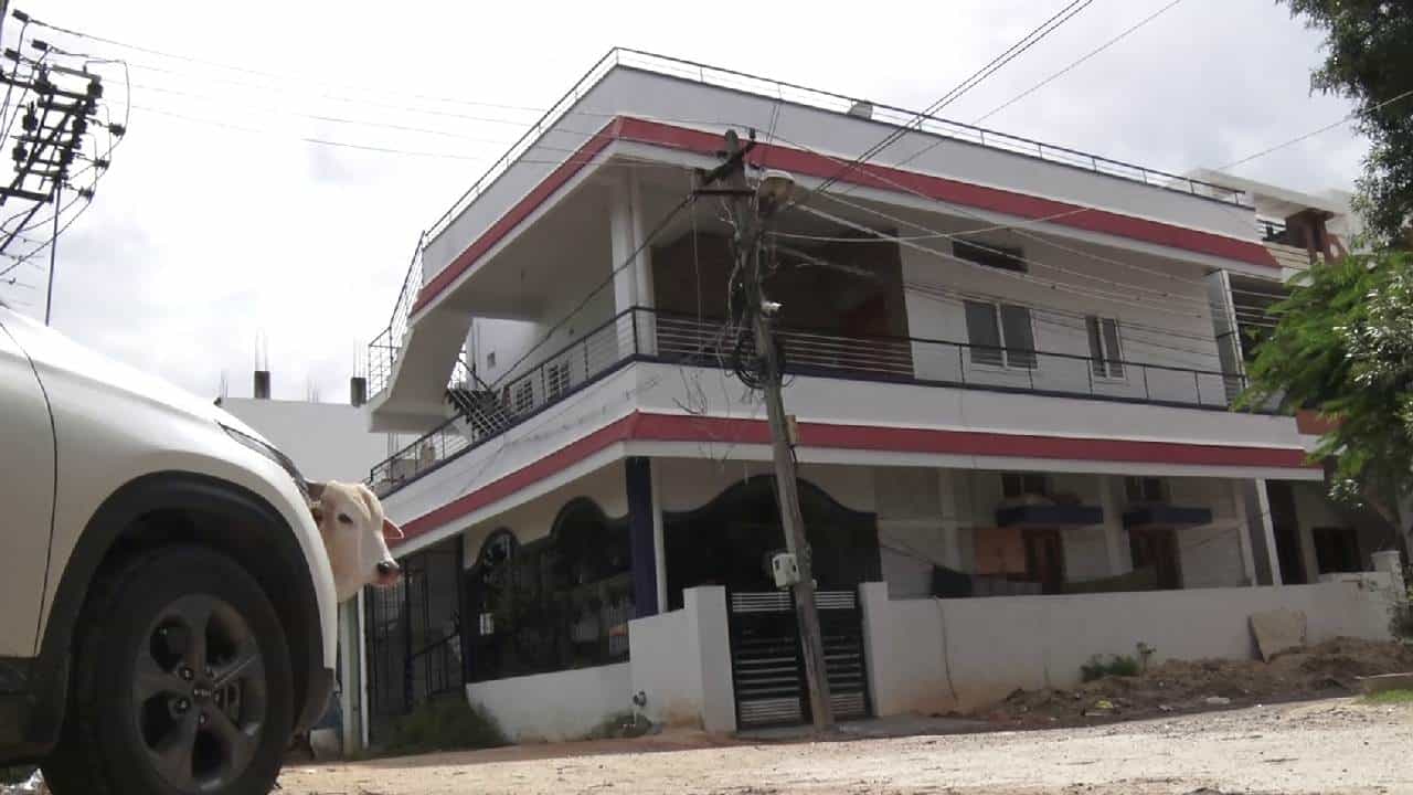 ರಾಯಚೂರು: ಮನೆ ಖಾಲಿ ಮಾಡು ಎಂದ ಮಾಲೀಕಿಯನ್ನೇ ಕೊಂದ ಬಾಡಿಗೆದಾರ, ಕೊಲೆ ಸುಳಿವು ಸಿಕ್ಕಿದ್ದೇ ರೋಚಕ ರಾಯಚೂರು: ಮನೆ ಖಾಲಿ ಮಾಡು ಎಂದ ಮಾಲೀಕಿಯನ್ನೇ ಕೊಂದ ಬಾಡಿಗೆದಾರ, ಕೊಲೆ ಸುಳಿವು ಸಿಕ್ಕಿದ್ದೇ ರೋಚಕ