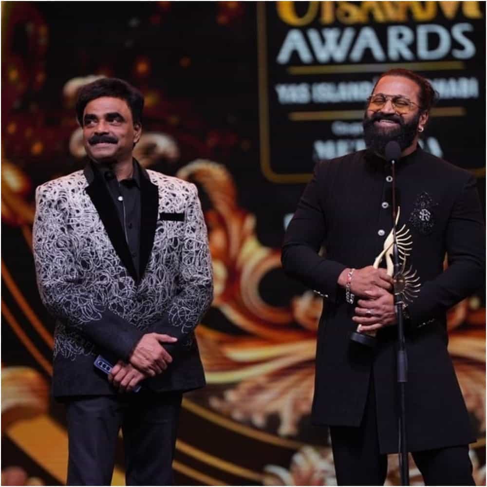 ಐಫಾ ವೇದಿಕೆ ಮೇಲೆ ರಿಷಬ್ ಶೆಟ್ಟಿ ಅವರು ಅವಾರ್ಡ್ ಗೆದ್ದು ಬೀಗಿದ್ದಾರೆ. ಅಬುಧಾಬಿಯಲ್ಲಿ ನಡೆದ ಈ ಕಾರ್ಯಕ್ರಮದಲ್ಲಿ ವಿವಿಧ ಚಿತ್ರರಂಗದ ಸೆಲೆಬ್ರಿಟಿಗಳು ಭಾಗಿ ಆಗಿದ್ದರು. ಕನ್ನಡ ಕಲಾವಿದರ ಸಮಾಗವೂ ಈ ವೇದಿಕೆ ಮೇಲೆ ಆಯಿತು.