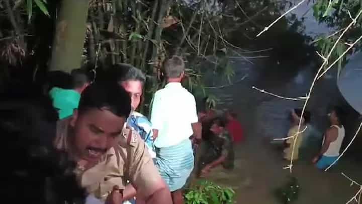 ಪ್ರವಾಹ ಸ್ಥಳಗಳ ಪರಿಶೀಲನೆಗೆ ತೆರಳಿದ್ದಾಗ ಟಿಎಂಸಿ ಶಾಸಕರು, ಸಂಸದರಿದ್ದ ದೋಣಿ ಪಲ್ಟಿ ಪ್ರವಾಹ ಸ್ಥಳಗಳ ಪರಿಶೀಲನೆಗೆ ತೆರಳಿದ್ದಾಗ ಟಿಎಂಸಿ ಶಾಸಕರು, ಸಂಸದರಿದ್ದ ದೋಣಿ ಪಲ್ಟಿ