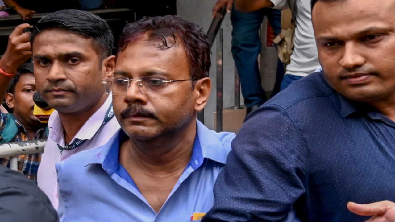 ಭ್ರಷ್ಟಾಚಾರ ಪ್ರಕರಣ: ಸಿಬಿಐ ತನಿಖೆಯ ವಿರುದ್ಧ ಸುಪ್ರೀಂಕೋರ್ಟ್ ಮೊರೆ ಹೋದ ಆರ್ಜಿ ಕರ್ನ ಮಾಜಿ ಪ್ರಾಂಶುಪಾಲ ಸಂದೀಪ್ ಘೋಷ್ ಭ್ರಷ್ಟಾಚಾರ ಪ್ರಕರಣ: ಸಿಬಿಐ ತನಿಖೆಯ ವಿರುದ್ಧ ಸುಪ್ರೀಂಕೋರ್ಟ್ ಮೊರೆ ಹೋದ ಆರ್ಜಿ ಕರ್ನ ಮಾಜಿ ಪ್ರಾಂಶುಪಾಲ ಸಂದೀಪ್ ಘೋಷ್
