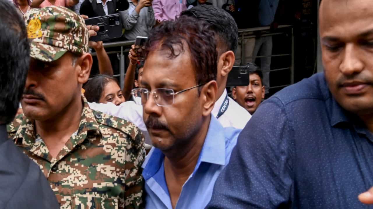 ಹಣಕಾಸು ಅವ್ಯವಹಾರ ಪ್ರಕರಣ: ಆರ್ಜಿ ಕರ್ನ ಮಾಜಿ ಪ್ರಾಂಶುಪಾಲ ಸಂದೀಪ್ ಘೋಷ್ಗೆ ಸೆ.23ರವರೆಗೆ ನ್ಯಾಯಾಂಗ ಬಂಧನ ಹಣಕಾಸು ಅವ್ಯವಹಾರ ಪ್ರಕರಣ: ಆರ್ಜಿ ಕರ್ನ ಮಾಜಿ ಪ್ರಾಂಶುಪಾಲ ಸಂದೀಪ್ ಘೋಷ್ಗೆ ಸೆ.23ರವರೆಗೆ ನ್ಯಾಯಾಂಗ ಬಂಧನ