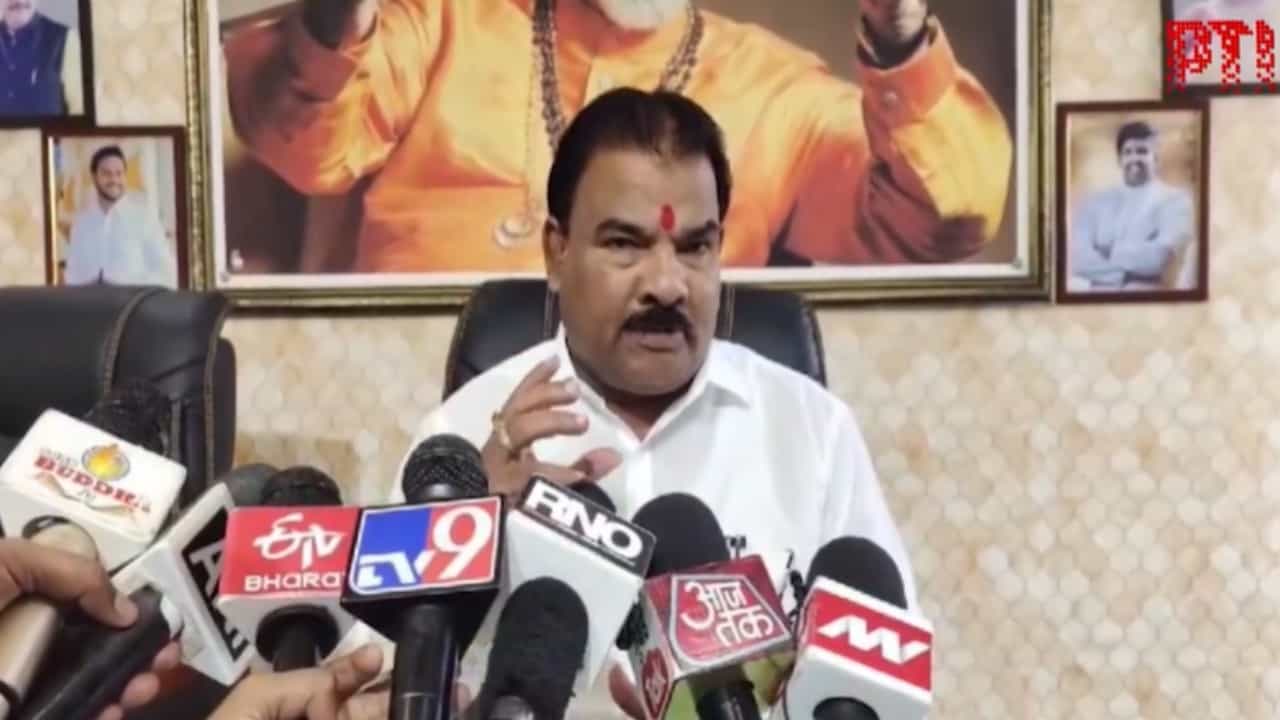 ರಾಹುಲ್ ಗಾಂಧಿ ನಾಲಿಗೆ ಕತ್ತರಿಸಿದರೆ ₹11 ಲಕ್ಷ ನೀಡುವುದಾಗಿ ಘೋಷಿಸಿದ ಶಿವಸೇನಾ ಶಾಸಕ ರಾಹುಲ್ ಗಾಂಧಿ ನಾಲಿಗೆ ಕತ್ತರಿಸಿದರೆ ₹11 ಲಕ್ಷ ನೀಡುವುದಾಗಿ ಘೋಷಿಸಿದ ಶಿವಸೇನಾ ಶಾಸಕ