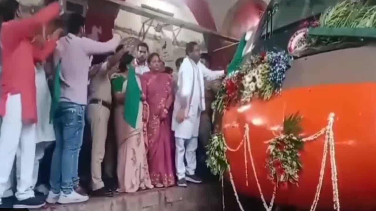 ವಂದೇ ಭಾರತ್ ರೈಲಿಗೆ ಚಾಲನೆ ವೇಳೆ ನೂಕುನುಗ್ಗಲು; ರೈಲು ಹಳಿಗೆ ಜಾರಿ ಬಿದ್ದ ಬಿಜೆಪಿ ಶಾಸಕಿ ವಂದೇ ಭಾರತ್ ರೈಲಿಗೆ ಚಾಲನೆ ವೇಳೆ ನೂಕುನುಗ್ಗಲು; ರೈಲು ಹಳಿಗೆ ಜಾರಿ ಬಿದ್ದ ಬಿಜೆಪಿ ಶಾಸಕಿ