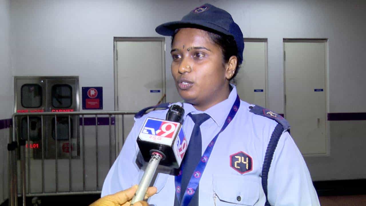 ಮೆಟ್ರೋ ಟ್ರ್ಯಾಕಿಗೆ ಹಾರಿದ ಯುವಕನನ್ನು ರಕ್ಷಿಸಿದ ಸೆಕ್ಯುರಿಟಿ ಗಾರ್ಡ್ ರಶ್ಮಿಯ ಸಾರ್ಥಕ ಮಾತು ಟಿವಿ9 ಜೊತೆ ಮೆಟ್ರೋ ಟ್ರ್ಯಾಕಿಗೆ ಹಾರಿದ ಯುವಕನನ್ನು ರಕ್ಷಿಸಿದ ಸೆಕ್ಯುರಿಟಿ ಗಾರ್ಡ್ ರಶ್ಮಿಯ ಸಾರ್ಥಕ ಮಾತು ಟಿವಿ9 ಜೊತೆ