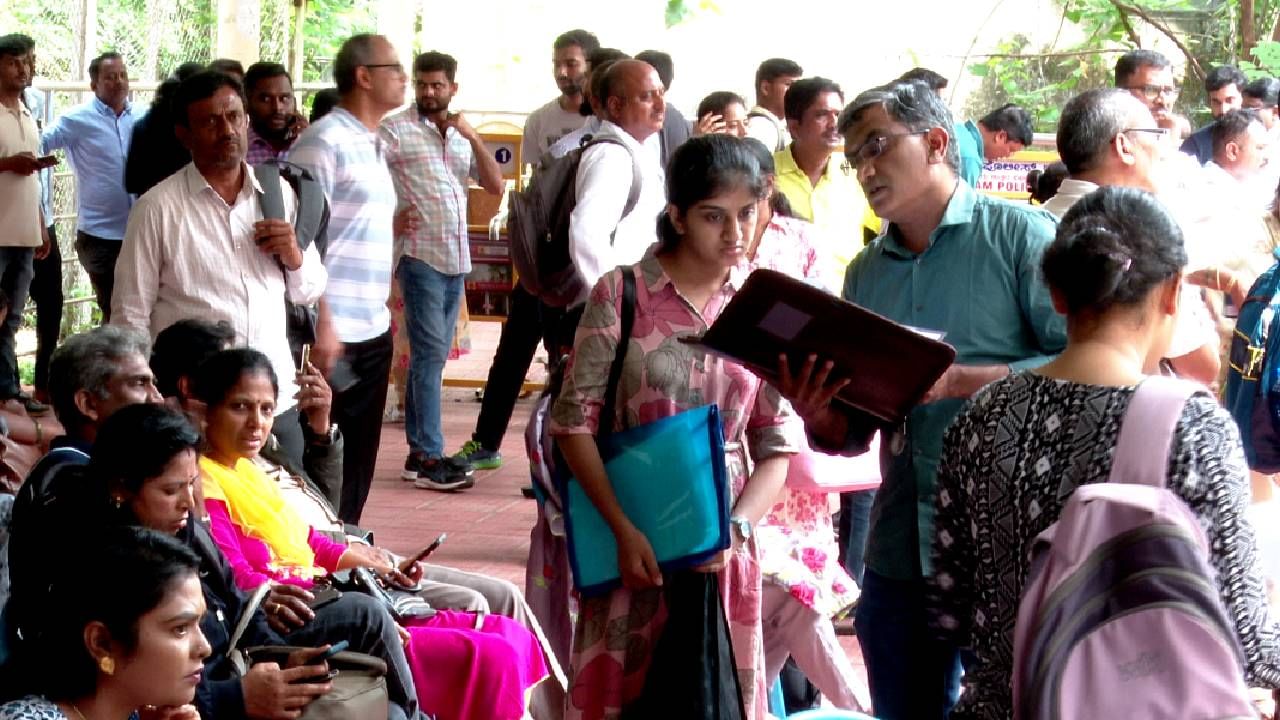 ಇಂಜಿನಿಯರಿಂಗ್, ವೈದ್ಯಕೀಯ ಕಾಲೇಜು ದಾಖಲಾತಿಗೆ ತಟ್ಟಿದ ಸರ್ವರ್ ಪ್ರಾಬ್ಲಂ: ಪೋಷಕರು ಪರದಾಟ ಇಂಜಿನಿಯರಿಂಗ್, ವೈದ್ಯಕೀಯ ಕಾಲೇಜು ದಾಖಲಾತಿಗೆ ತಟ್ಟಿದ ಸರ್ವರ್ ಪ್ರಾಬ್ಲಂ: ಪೋಷಕರು ಪರದಾಟ