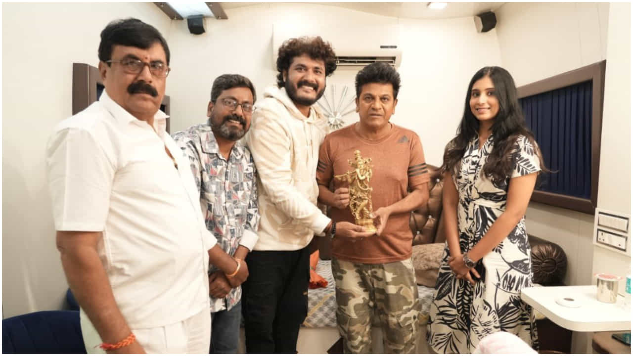 ರೈತನ ಕಥೆ ಇರುವ ‘ಗೋಪಿಲೋಲ’ ಸಿನಿಮಾದ ಟೈಟಲ್ ಸಾಂಗ್ ಬಿಡುಗಡೆ ಮಾಡಿದ ಶಿವಣ್ಣ ರೈತನ ಕಥೆ ಇರುವ ‘ಗೋಪಿಲೋಲ’ ಸಿನಿಮಾದ ಟೈಟಲ್ ಸಾಂಗ್ ಬಿಡುಗಡೆ ಮಾಡಿದ ಶಿವಣ್ಣ