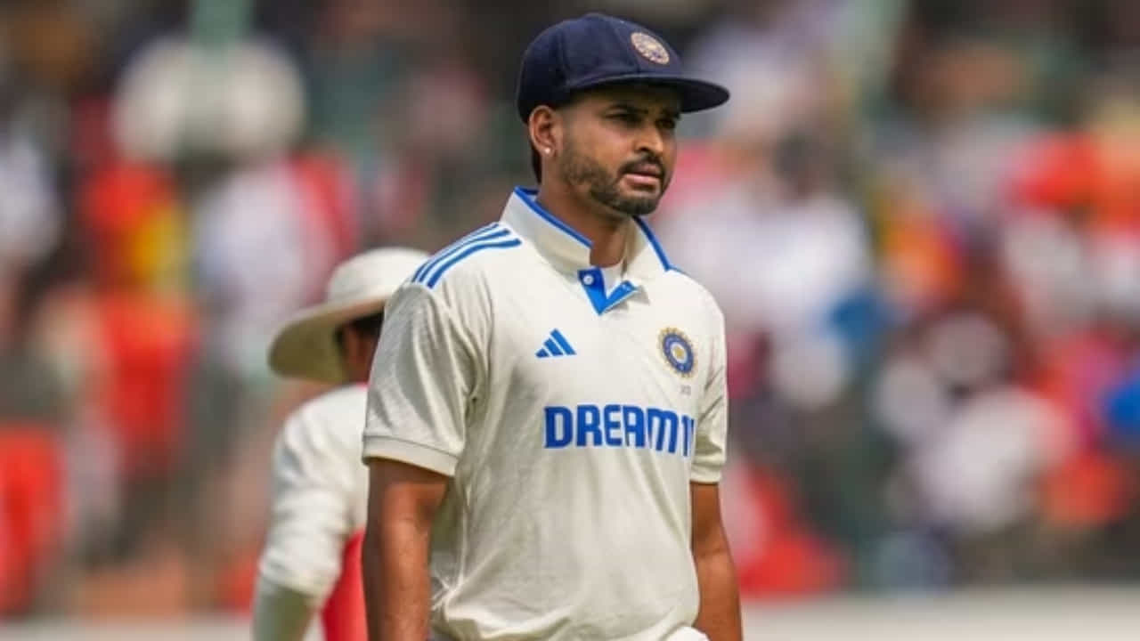 ಟೀಂ ಇಂಡಿಯಾದಲ್ಲಿ ಸ್ಥಾನ ಪಡೆಯುವ ಸಲುವಾಗಿ ಇತ್ತೀಚೆಗಷ್ಟೇ ಮುಕ್ತಾಯಗೊಂಡ ದೇಶೀ ಟೂರ್ನಿ ದುಲೀಪ್ ಟ್ರೋಫಿಯಲ್ಲಿ ಆಡಿದ್ದ ಶ್ರೇಯಸ್ ಅಯ್ಯರ್, ಇಡೀ ಟೂರ್ನಿಯಲ್ಲಿ ವಿಶೇಷವಾದದ್ದೇನು ಮಾಡಲಿಲ್ಲ. ಟೂರ್ನಿಯಲ್ಲಿ ಅರ್ಧಶತಕದ ಇನ್ನಿಂಗ್ಸ್ ಬಿಟ್ಟರೆ, ಅಯ್ಯರ್ ಬ್ಯಾಟ್ನಿಂದ ಯಾವುದೇ ಬಿಗ್ ಇನ್ನಿಂಗ್ಸ್ ಕಂಡುಬರಲಿಲ್ಲ. ಇತ್ತ ಅವರ ನಾಯಕತ್ವದ ತಂಡ ಕೂಡ ಚಾಂಪಿಯನ್ ಪಟ್ಟ ಅಲಂಕರಿಸಲಿಲ್ಲ.