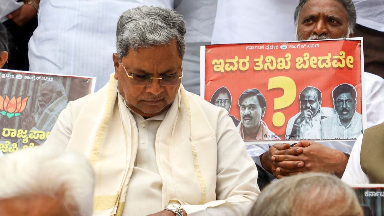 ಮುಡಾ ಹಗರಣ: ಹೈಕೋರ್ಟ್ನಲ್ಲಿ ವಿರುದ್ಧ ತೀರ್ಪು ಬಂದರೆ ಸಿದ್ದರಾಮಯ್ಯ ಮುಂದಿರುವ ಆಯ್ಕೆಗಳೇನು? ಮುಡಾ ಹಗರಣ: ಹೈಕೋರ್ಟ್ನಲ್ಲಿ ವಿರುದ್ಧ ತೀರ್ಪು ಬಂದರೆ ಸಿದ್ದರಾಮಯ್ಯ ಮುಂದಿರುವ ಆಯ್ಕೆಗಳೇನು?
