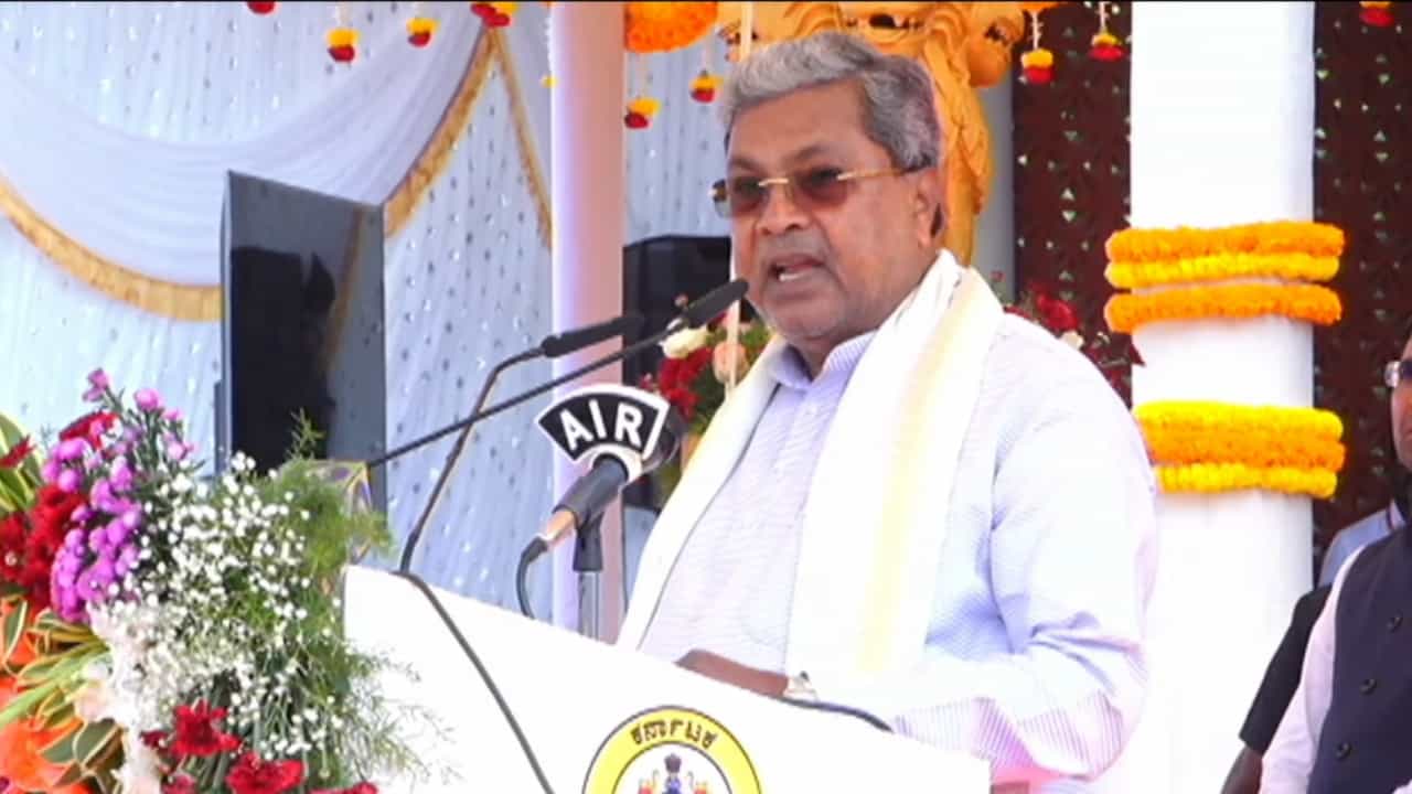 ಕಲಬುರಗಿಯನ್ನು ಸ್ಮಾರ್ಟ್ ಸಿಟಿ ಮಾಡಲು 1685 ಕೋಟಿ ರೂ: ಸಿಎಂ ಸಿದ್ದರಾಮಯ್ಯ ಘೋಷಣೆ ಕಲಬುರಗಿಯನ್ನು ಸ್ಮಾರ್ಟ್ ಸಿಟಿ ಮಾಡಲು 1685 ಕೋಟಿ ರೂ: ಸಿಎಂ ಸಿದ್ದರಾಮಯ್ಯ ಘೋಷಣೆ