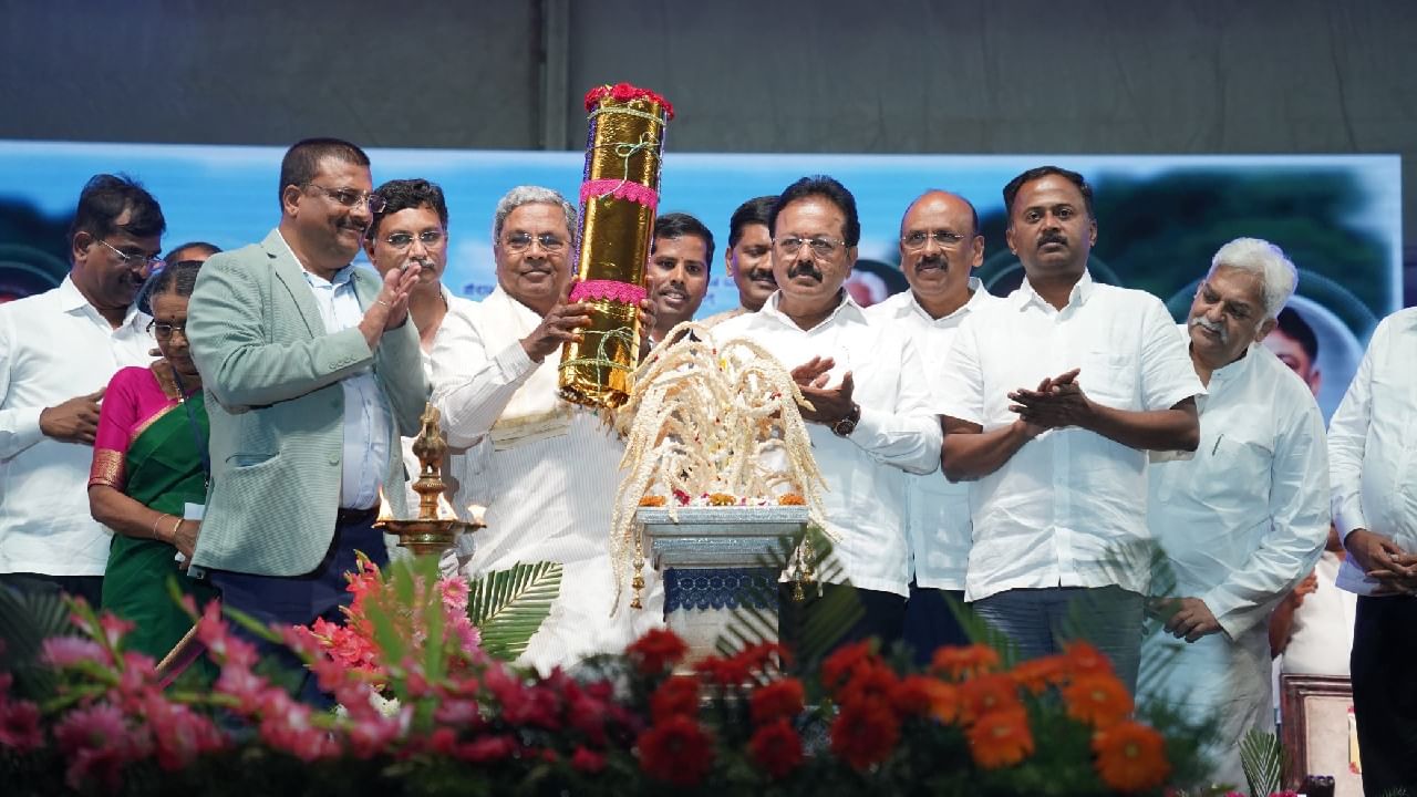 ನಾವು ಬಡವರಿಗಾಗಿ ಕೆಲಸ ಮಾಡಿದರೆ ಕೆಲವರಿಗೆ ಹೊಟ್ಟೆಕಿಚ್ಚು; ವಿಪಕ್ಷಕ್ಕೆ ಚಾಟಿ ಬೀಸಿದ ಸಿಎಂ ಸಿದ್ದರಾಮಯ್ಯ ನಾವು ಬಡವರಿಗಾಗಿ ಕೆಲಸ ಮಾಡಿದರೆ ಕೆಲವರಿಗೆ ಹೊಟ್ಟೆಕಿಚ್ಚು; ವಿಪಕ್ಷಕ್ಕೆ ಚಾಟಿ ಬೀಸಿದ ಸಿಎಂ ಸಿದ್ದರಾಮಯ್ಯ