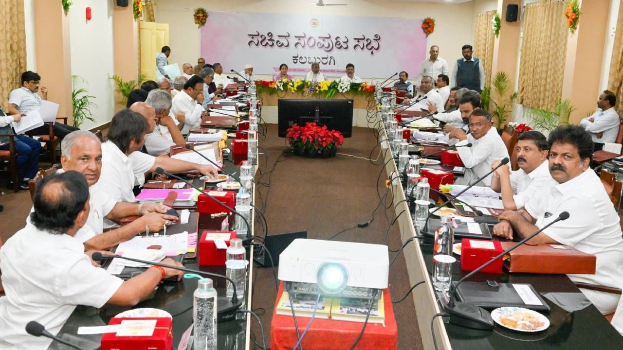 ಮುಡಾ ಪ್ರಕರಣ ನಿಭಾಯಿಸುವಲ್ಲಿ ಸಿಎಂ ಫೇಲ್, ಸಿದ್ದರಾಮಯ್ಯ ವಿರುದ್ಧ ಸಚಿವರು ಬೇಸರ ಮುಡಾ ಪ್ರಕರಣ ನಿಭಾಯಿಸುವಲ್ಲಿ ಸಿಎಂ ಫೇಲ್, ಸಿದ್ದರಾಮಯ್ಯ ವಿರುದ್ಧ ಸಚಿವರು ಬೇಸರ