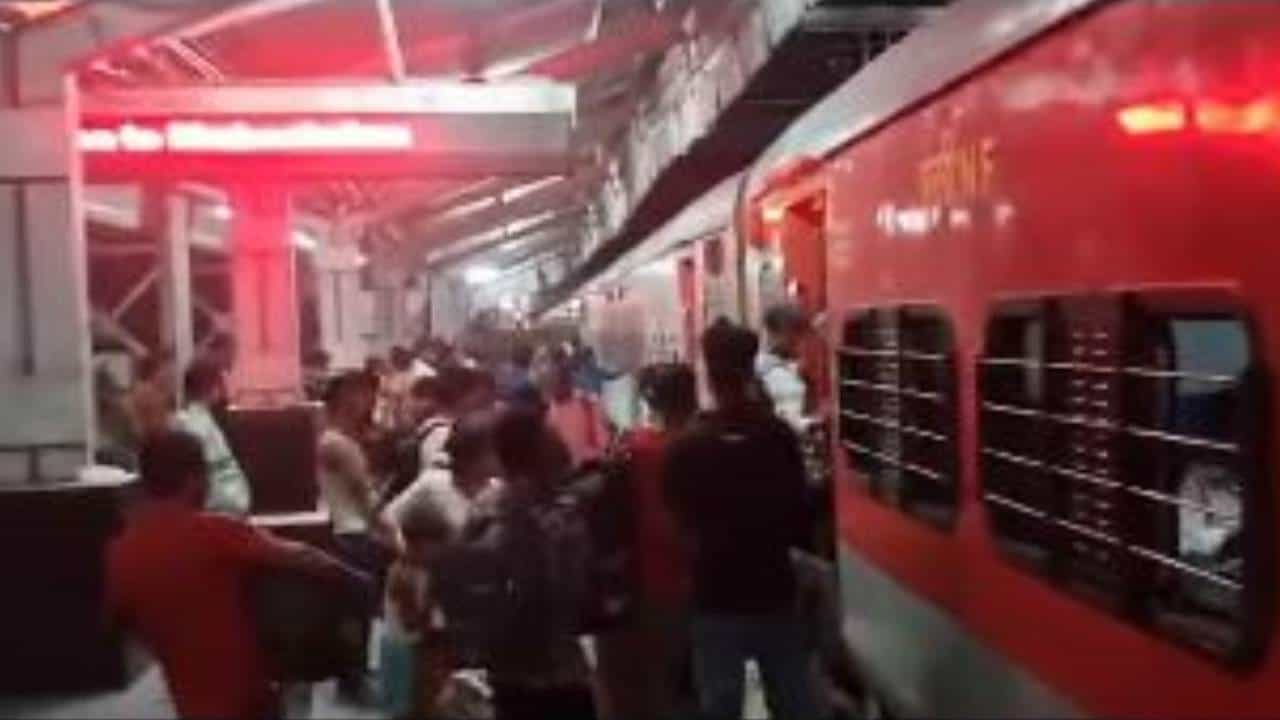 ಬೆಂಗಳೂರು-ಗುವಾಹಟಿ ಎಕ್ಸ್ಪ್ರೆಸ್ ರೈಲಿನಲ್ಲಿ ಕಾಣಿಸಿಕೊಂಡ ಹೊಗೆ; ಕೆಲ ಕಾಲ ಜನರಲ್ಲಿ ಆತಂಕ ಬೆಂಗಳೂರು-ಗುವಾಹಟಿ ಎಕ್ಸ್ಪ್ರೆಸ್ ರೈಲಿನಲ್ಲಿ ಕಾಣಿಸಿಕೊಂಡ ಹೊಗೆ; ಕೆಲ ಕಾಲ ಜನರಲ್ಲಿ ಆತಂಕ