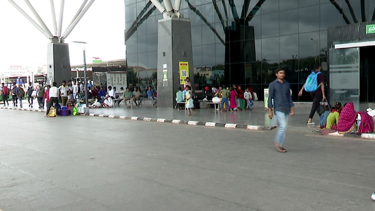 Bengaluru SMVT Railway station Introduced high Parking Fees, waiting time is more than ten minutes, the fee is to be paid