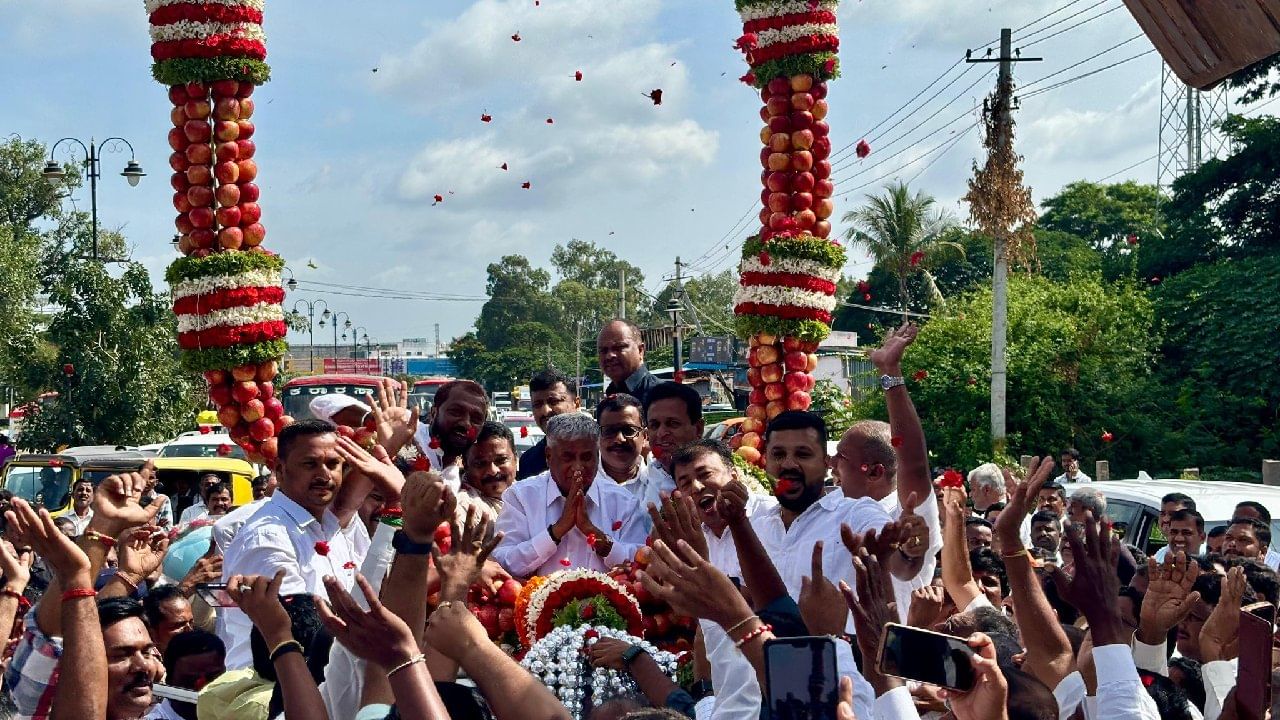 ಸಚಿವ ಸೋಮಣ್ಣನವರಿಗೆ ಹಾಕಿದ್ದ ಸೇಬು ಹಣ್ಣಿನ ಹಾರಕ್ಕಾಗಿ ಮುಗಿಬಿದ್ದ ಜನ!