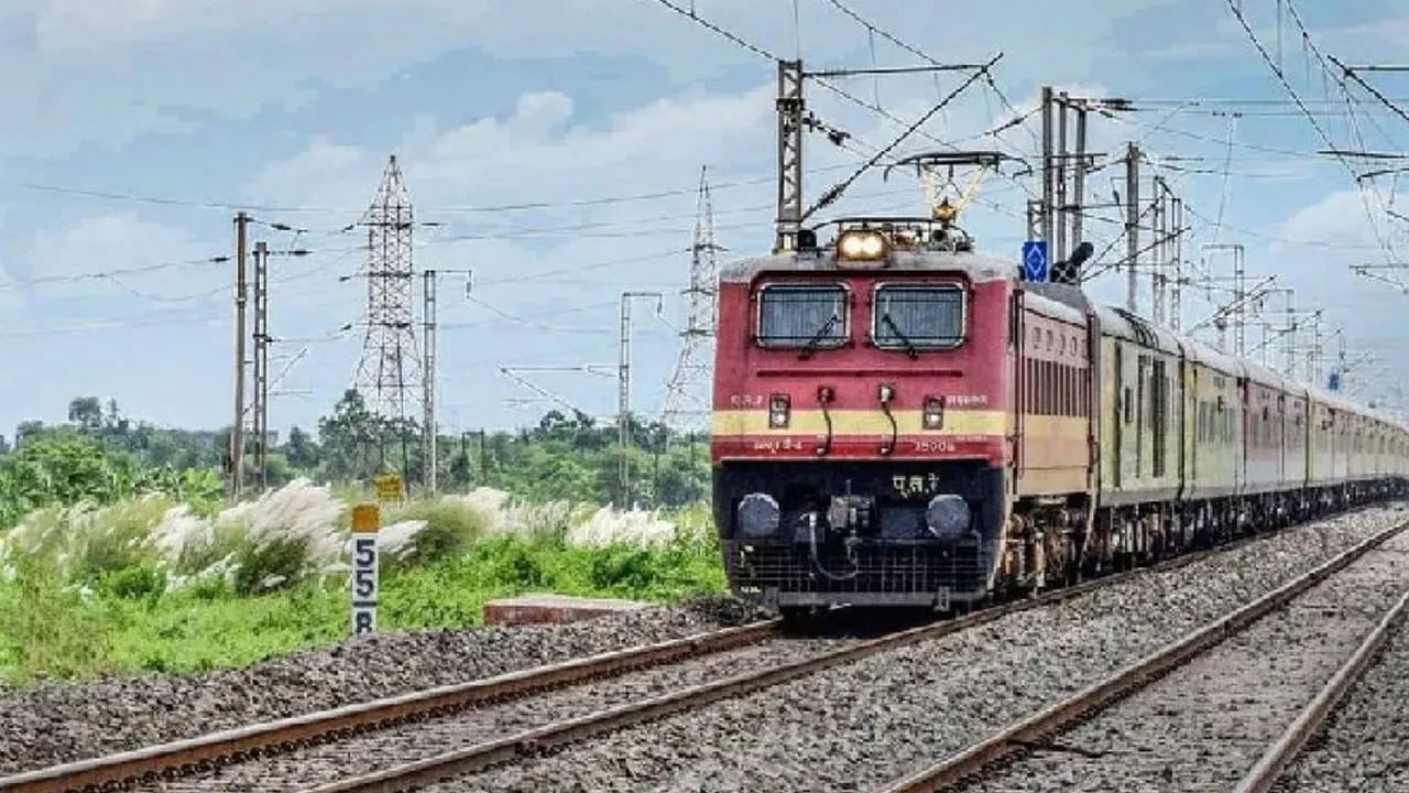 ಆಂಧ್ರ ಪ್ರವಾಹ: ಬೆಂಗಳೂರು, ಮೈಸೂರಿನಿಂದ ತೆರಳುವ ಹಲವು ರೈಲುಗಳು ರದ್ದು, ಕೆಲವು ರೈಲುಗಳ ಮಾರ್ಗ ಬದಲಾವಣೆ ಆಂಧ್ರ ಪ್ರವಾಹ: ಬೆಂಗಳೂರು, ಮೈಸೂರಿನಿಂದ ತೆರಳುವ ಹಲವು ರೈಲುಗಳು ರದ್ದು, ಕೆಲವು ರೈಲುಗಳ ಮಾರ್ಗ ಬದಲಾವಣೆ