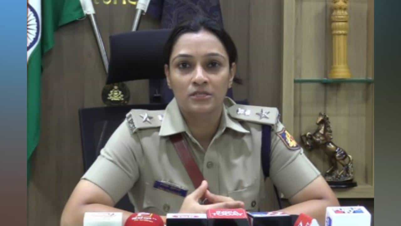 ದಾವಣಗೆರೆ: ಗ್ಯಾಂಗ್ ರೇಪ್ ಆಗಿದೆ ಅಂತ ಸುಳ್ಳು ಸುದ್ದಿ ಹಬ್ಬಿಸಿದ್ದ ವಿದ್ಯಾರ್ಥಿನಿಗೆ ಎಸ್ಪಿ ಎಚ್ಚರಿಕೆ ದಾವಣಗೆರೆ: ಗ್ಯಾಂಗ್ ರೇಪ್ ಆಗಿದೆ ಅಂತ ಸುಳ್ಳು ಸುದ್ದಿ ಹಬ್ಬಿಸಿದ್ದ ವಿದ್ಯಾರ್ಥಿನಿಗೆ ಎಸ್ಪಿ ಎಚ್ಚರಿಕೆ