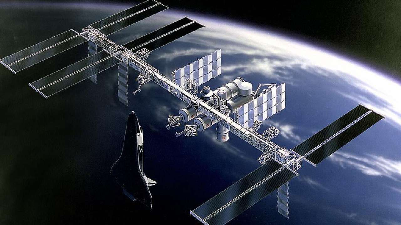 A Estação Espacial Internacional (ISS) foi construída a um custo de US$ 150 bilhões, ou seja, cerca de Rs 12 lakh crore. O cientista trabalhou duro por cerca de 12 anos para fazê-lo. Além disso, também detém o Recorde Mundial do Guinness por ser o objeto mais valioso do mundo. 