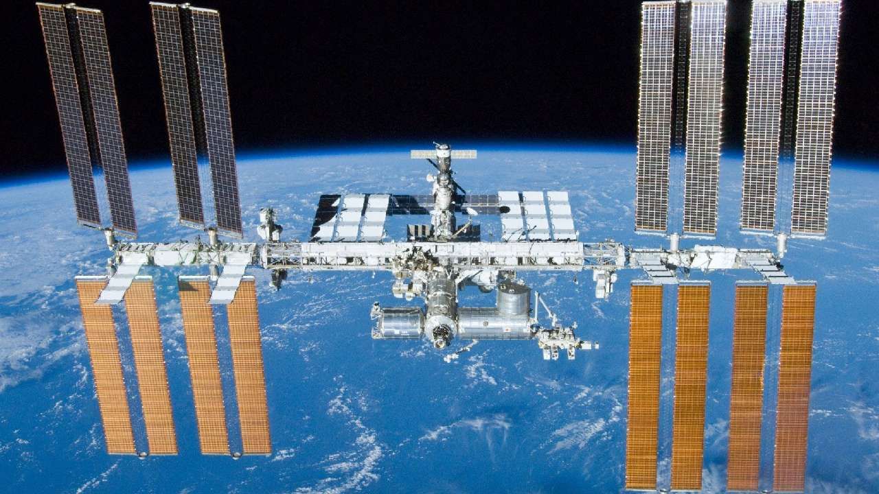 Não existe nada feito pelo homem na Terra que custe bilhões e bilhões. Em vez disso, está no espaço. Sim.. A coisa mais cara do mundo é a Estação Espacial Internacional. 